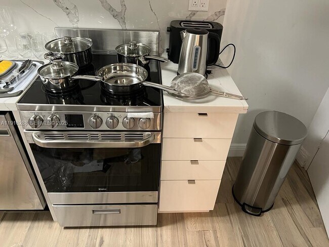 Building Photo - 801 Brickell Bay Dr