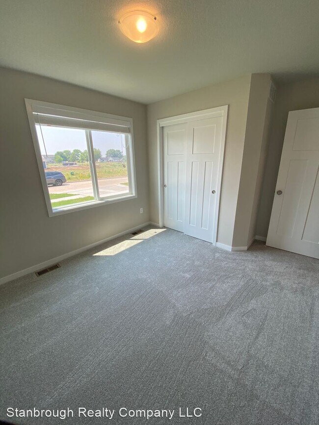 Building Photo - 3 br, 2 bath House - 921 Knoll Drive