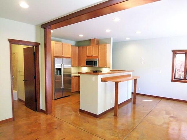 Building Photo - Monclair retreat, space and luxury in serene setting