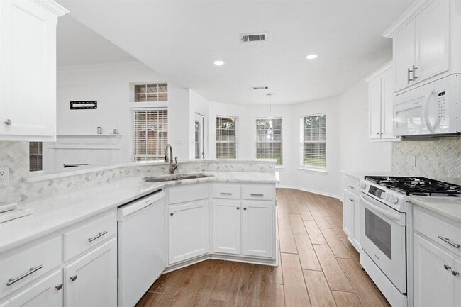 Building Photo - 7673 Rosewood Dr