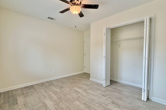 Building Photo - AVAILABLE NOW! (Pet Friendly)