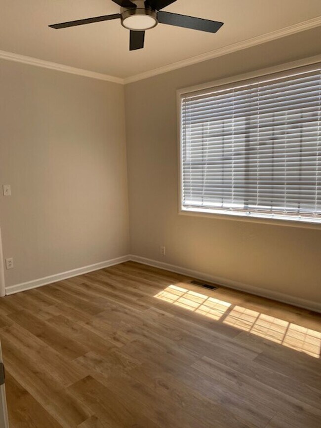 Building Photo - Spacious updated home with 3 downstairs be...