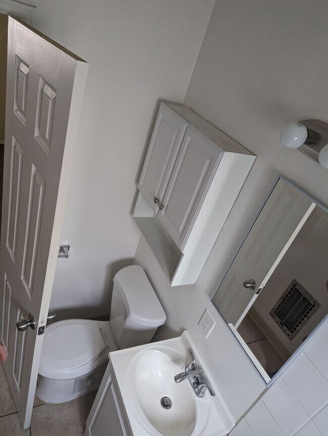 Building Photo - Emerald (3 unit detached)