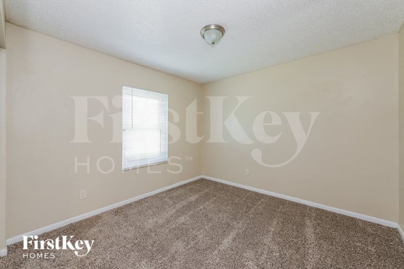 Building Photo - 4301 Tarpon Dr SE