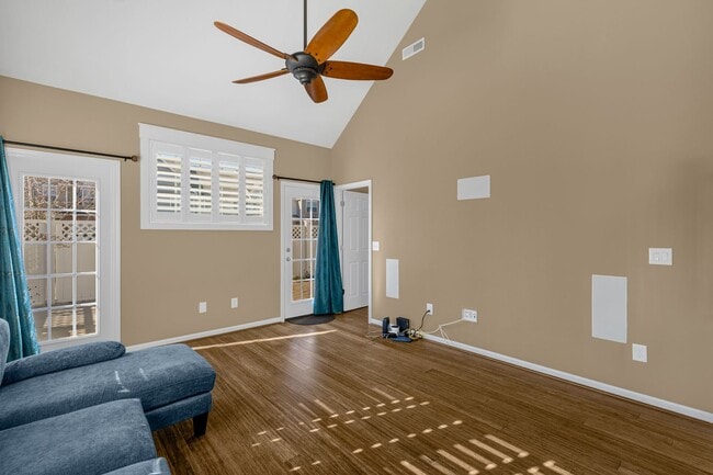 Building Photo - 3 Bedroom, 2 1/2 Bathroom End Unit Townhome in Greensboro