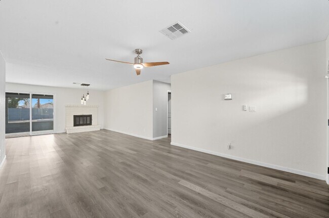 Building Photo - Beautiful Glendale Home With Pool!