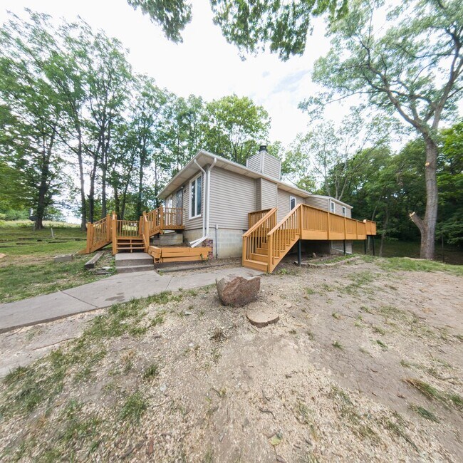 Building Photo - Updated 3 Bedroom 2.5 Bathrooms