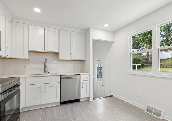 Building Photo - 5522 Lanham Way