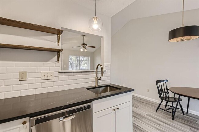 Building Photo - 1015 E Yager Ln