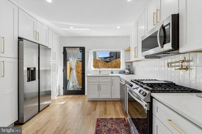 Building Photo - 2565 Tulip St