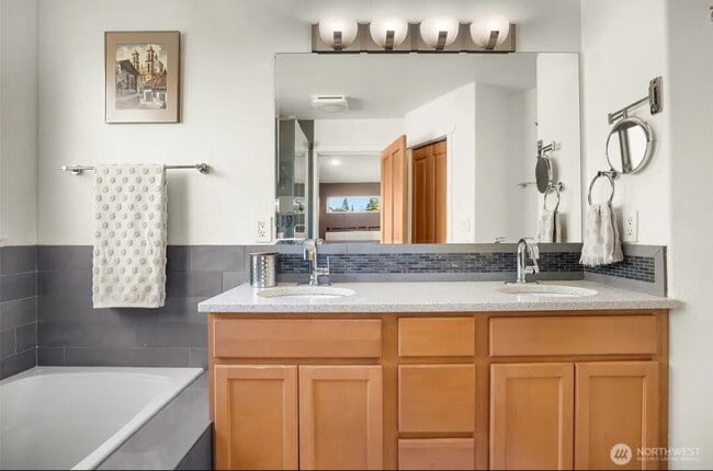 Building Photo - Spacious 4-Bedroom Gem with Fully Fenced Y...
