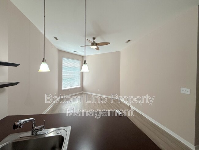 Building Photo - 2125 Southend Dr