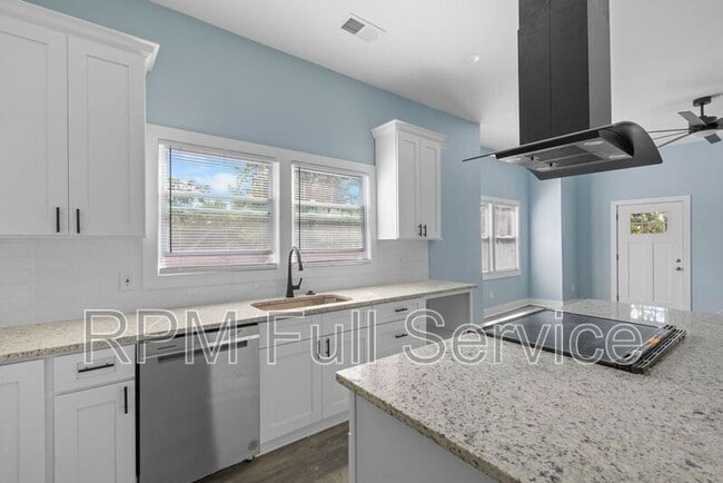 Building Photo - 401 Hart Ave
