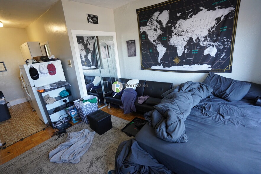 Building Photo - 40 Anderson St