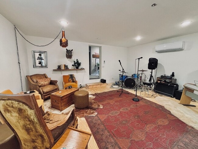 Building Photo - Rare Minnehaha Parkway rental under 5k! Be...