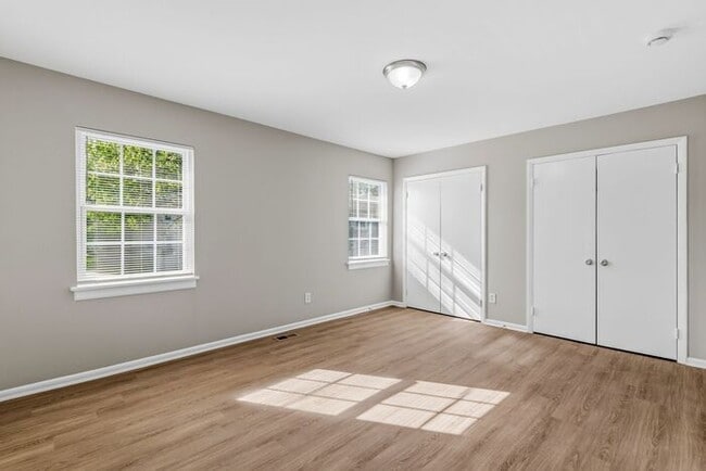 Building Photo - Updated 2-bedroom, 2.5-bath property Greensboro!