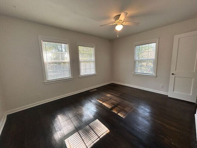 Building Photo - 2911 Circle Dr