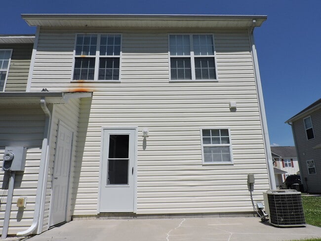 Building Photo - Townhouse Located Conveniently Near Base