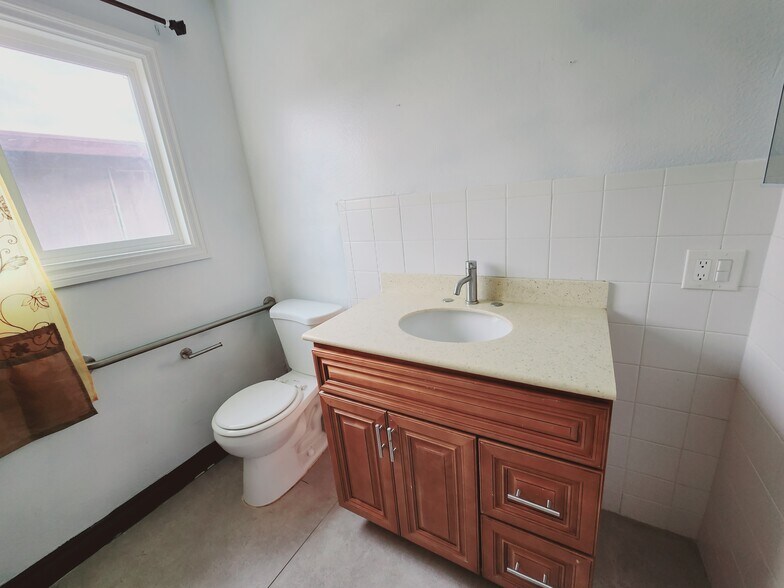 Full Bathroom Upstaris - 2162 W Brownwood Ave