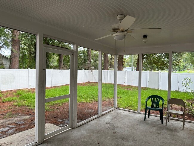 Building Photo - Lovely 3 Bedroom Rambler