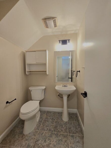 Building Photo - 109 Breakers Ln