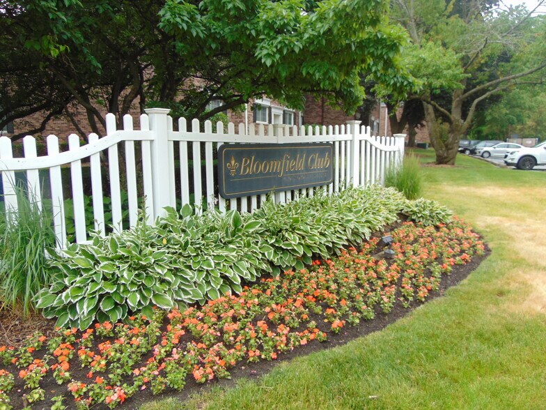 Building Photo - 683 E Fox Hills Dr