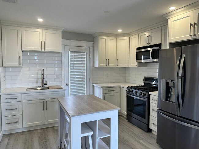 Building Photo - Remodeled 2bed/1 bath! Pets Ok! In-unit laundry!