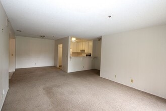 Building Photo - Large 2 bedroom 2 bathroom condo available...