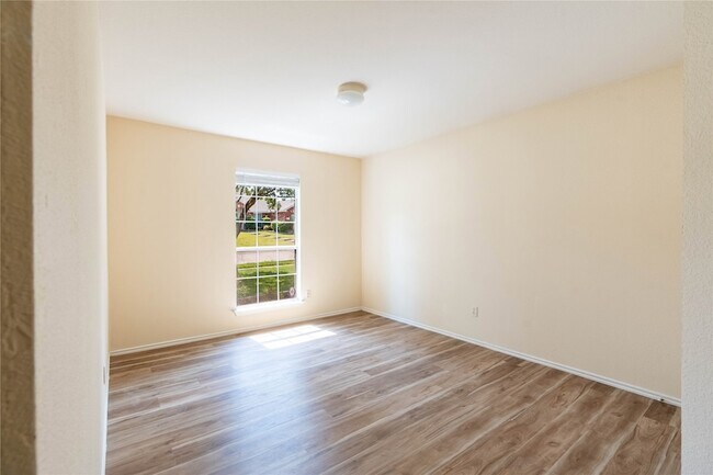 Building Photo - 2105 Sumac Dr