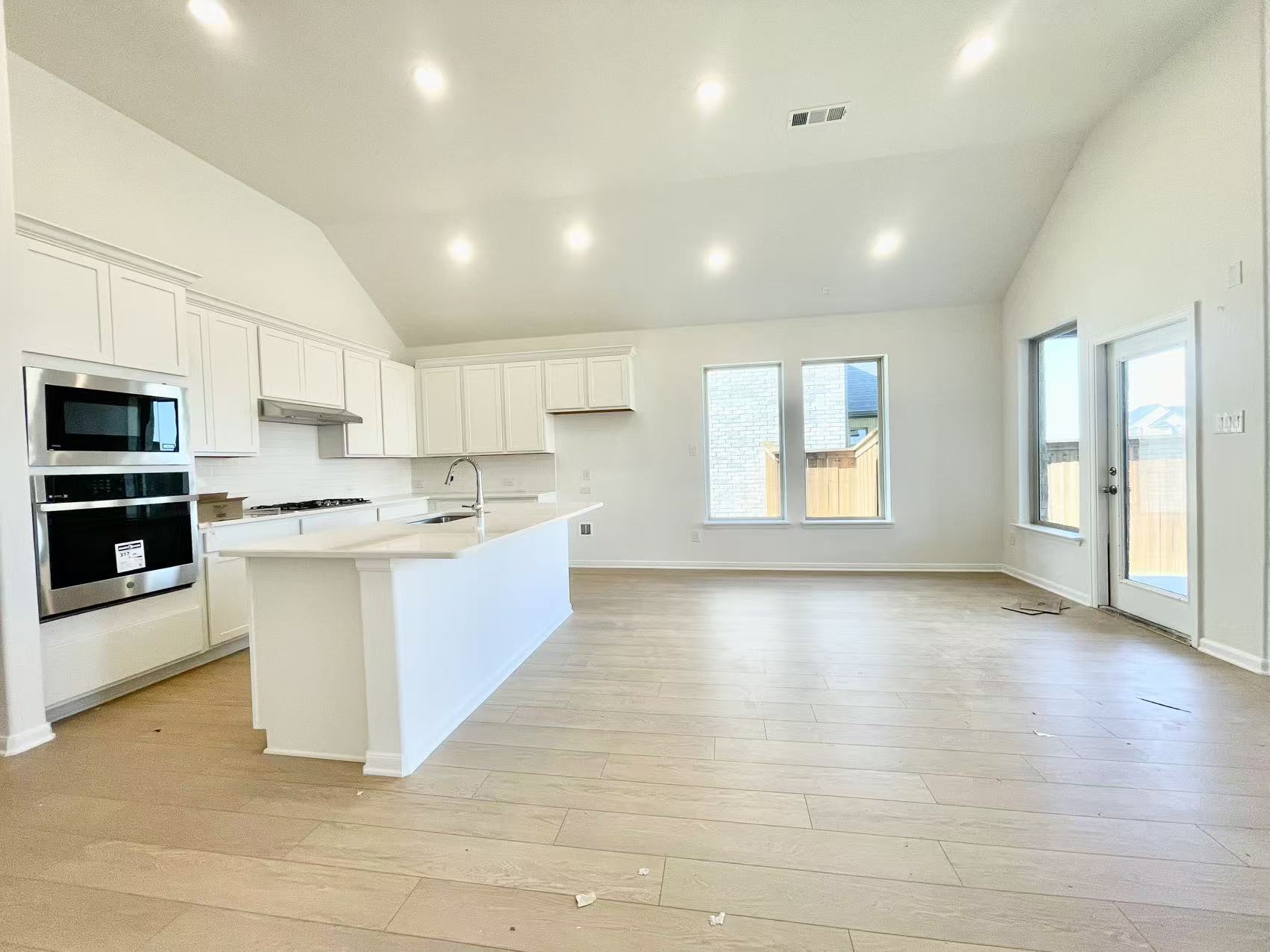 Building Photo - 16205 Garden Dr