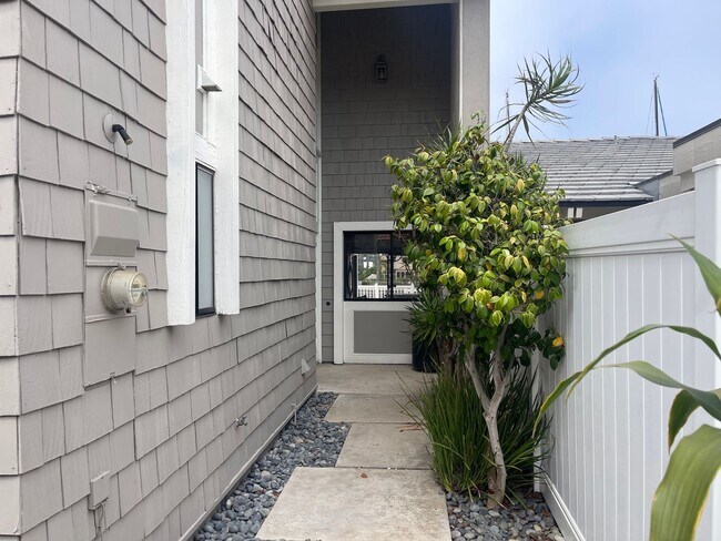 Building Photo - Beautifully Updated Spacious 3 Bed 3 Bath ...
