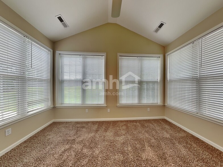 Building Photo - 331 Surrywood Dr
