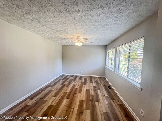 Building Photo - 3020 Woodfield Dr