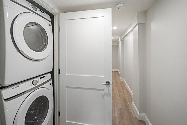 Building Photo - 206 Byron St