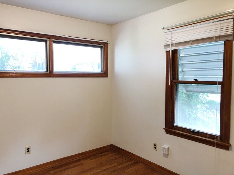 Building Photo - Huntington 01