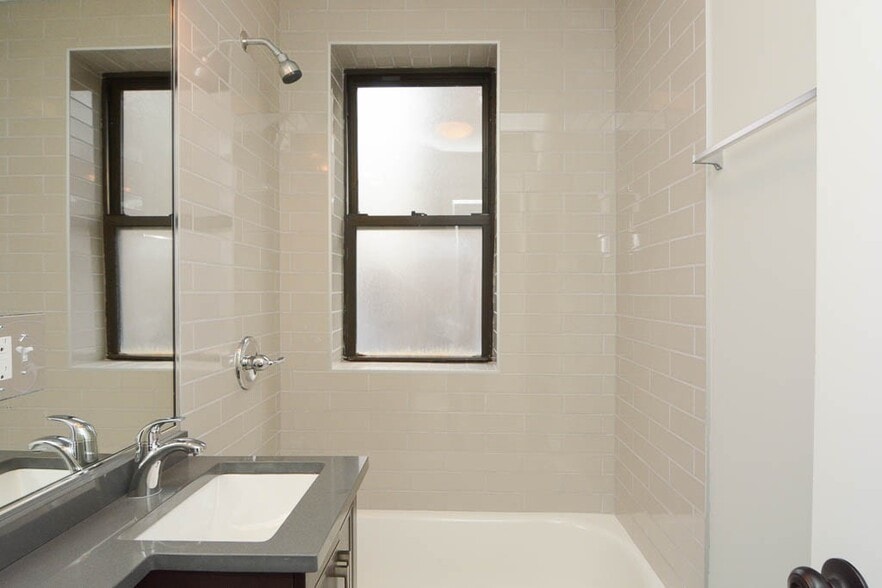 Building Photo - 533 W Belden Ave