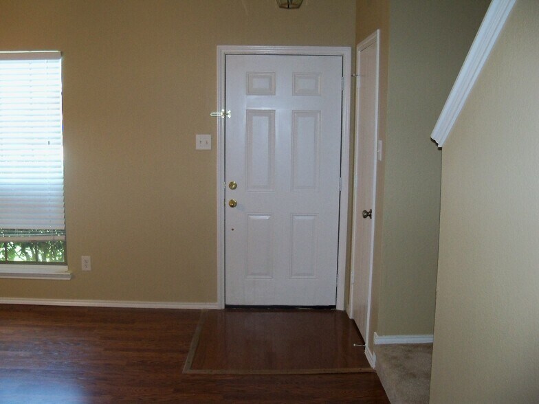 Building Photo - 3019 Melrose Dr