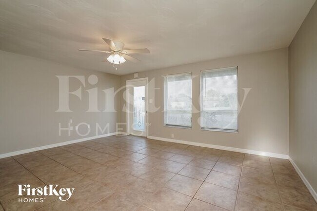 Building Photo - 2582 Lake View Blvd