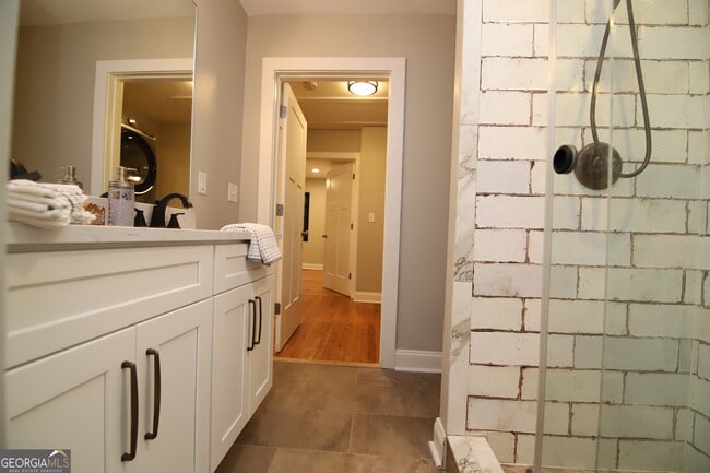 Building Photo - 1007 Vernon St