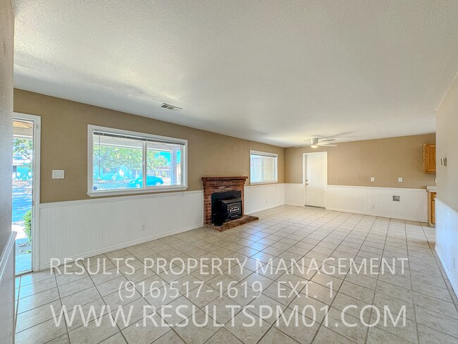 Building Photo - Charming Roseville Corner-Lot Home with RV...