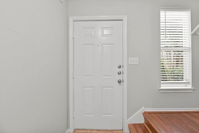 Building Photo - Stylish 2-Bed, 2-Bath Home with Unique Ups...
