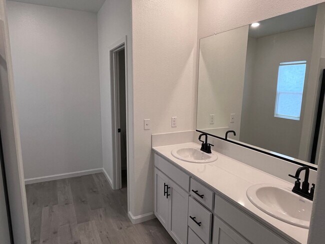 Building Photo - BEAUTIFUL NEWER HOME IN WEST ROSEVILLE!!