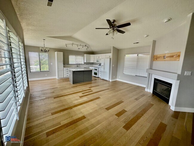 Building Photo - Legacy Townhome
