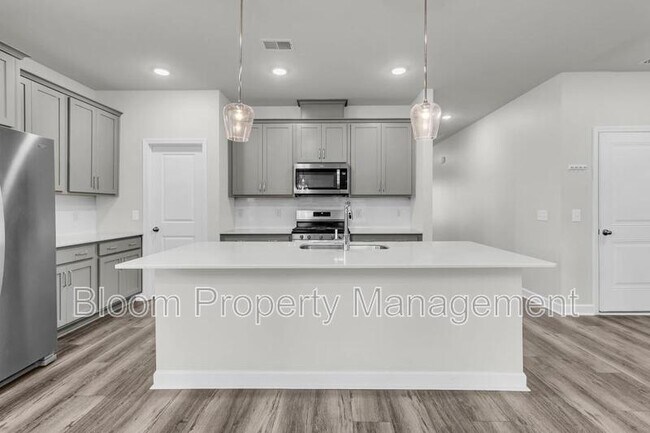 Building Photo - 450 Carrara Dr