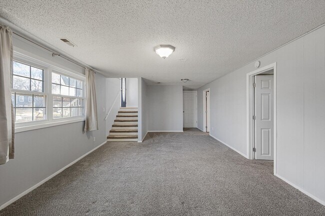 Building Photo - **3 Bedroom with a non-conforming and 2.5 bathrooms in Millard**