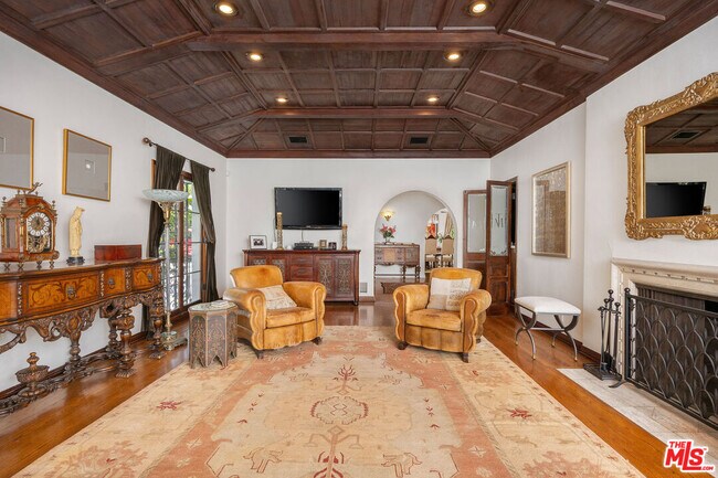 Building Photo - 4734 Los Feliz Blvd