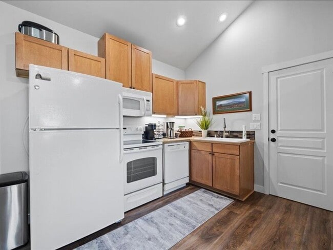 Building Photo - 617 Esperanza Ct