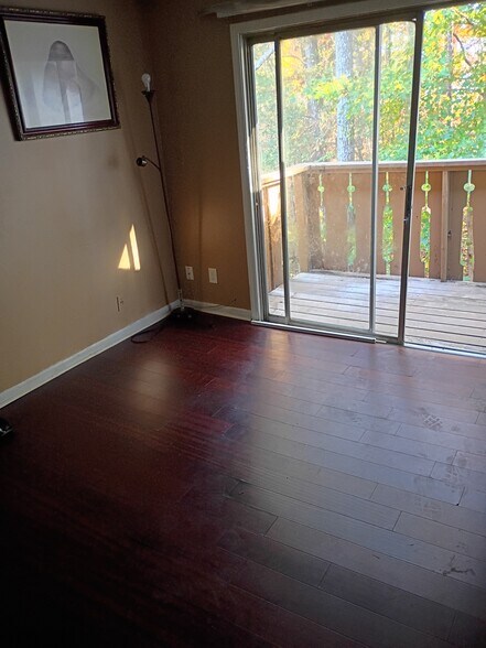 Building Photo - 1523 Camelot Dr