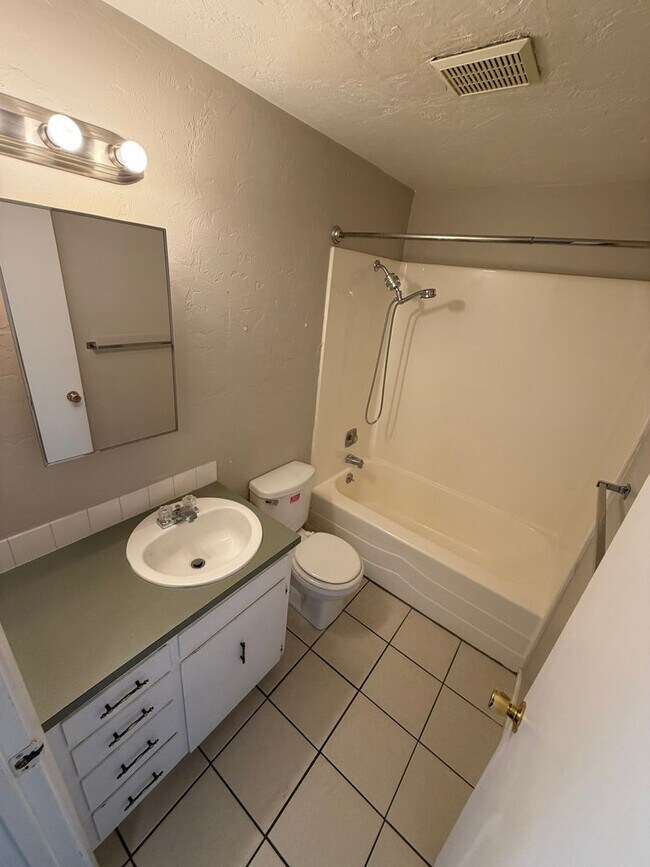 Building Photo - Pet Friendly 2 Bedroom in Lebanon!