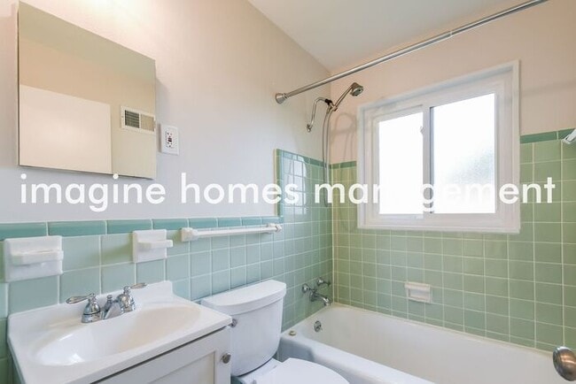 Building Photo - Gorgeous 3 Bedroom Home in St. Louis